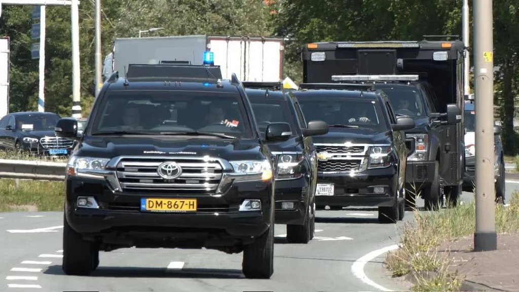Доставленные в Амстердам автомобили кортежа Трампа и военно-транспортный самолет Boeing C-17A, который их перевез