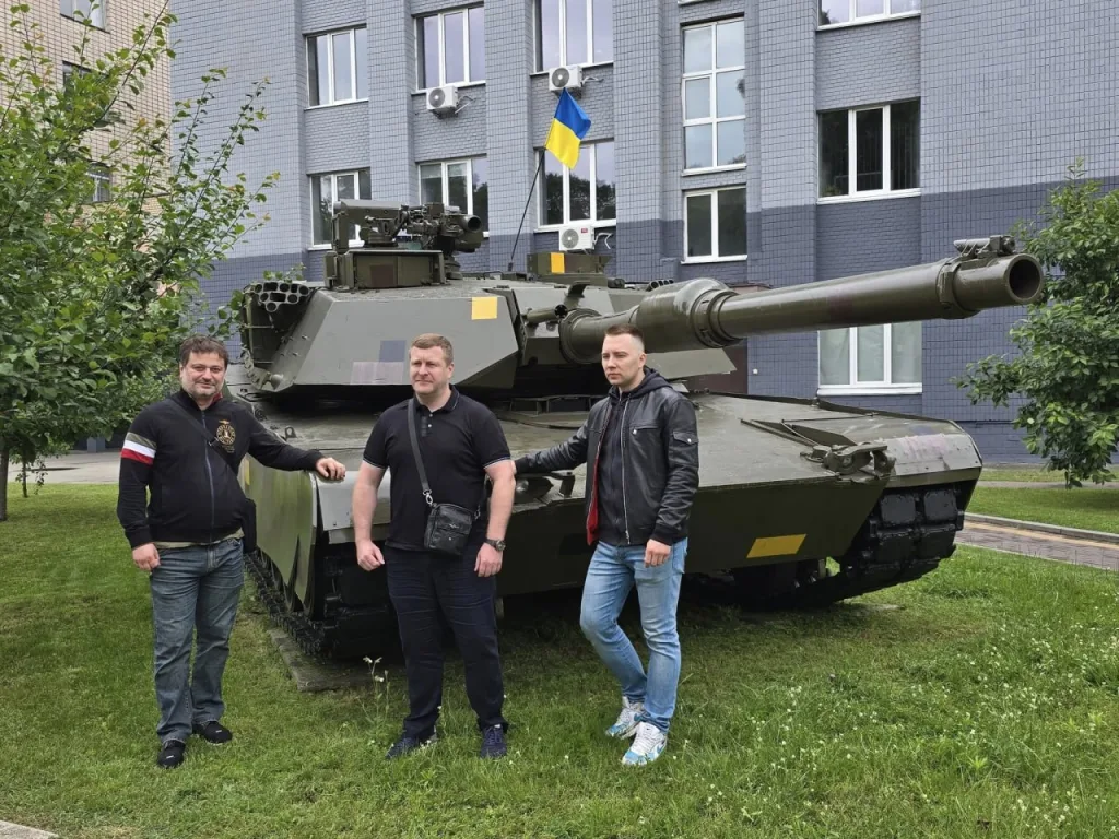 Военный музей на территории Национального университета обороны Украины в Киеве пополнился новым экспонатом. Им стал американский основной боевой танк M1A1 SA-UKR Abrams, стоявший на вооружении 47-й ОМБр ВСУ