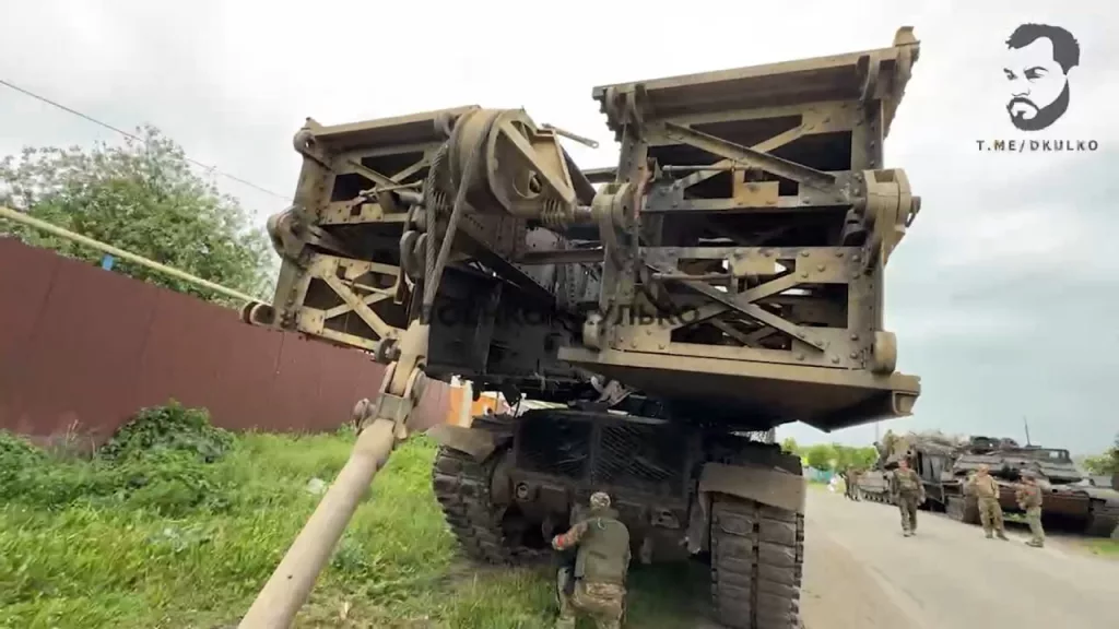 Эвакуация M1A1SA Abrams, брошенного возле села Заолешенка, и мостоукладчика M60 AVLB, брошенного возле села Гоголевка, Суджанский район Курской области