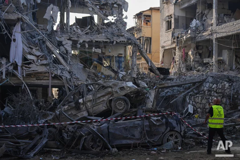 Ночная атака по Тель-Авиву: новые кадры разрушений в израильском городе и его окрестностях