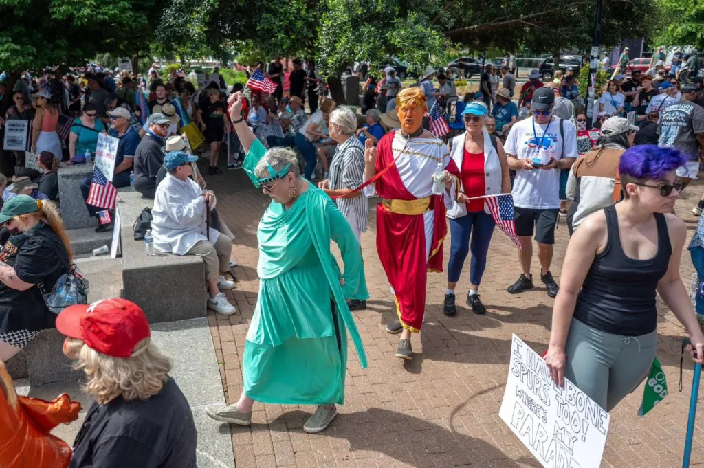 А вот и «No Kings» — масштабные акции протеста против Трампа начались в городах США