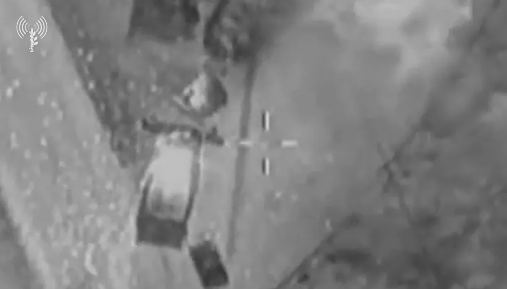 Израильский БПЛА отслеживает передвижение на улицах Тегерана, предположительно, ЗРК Mersad-16