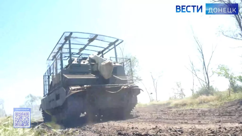 Боевая работа расчёта 152-мм самоходной гаубицы 2С19 «Мста-С» с «элегантной» антидроновой защитой группировки войск «Восток» на Южно-Донецком направлении