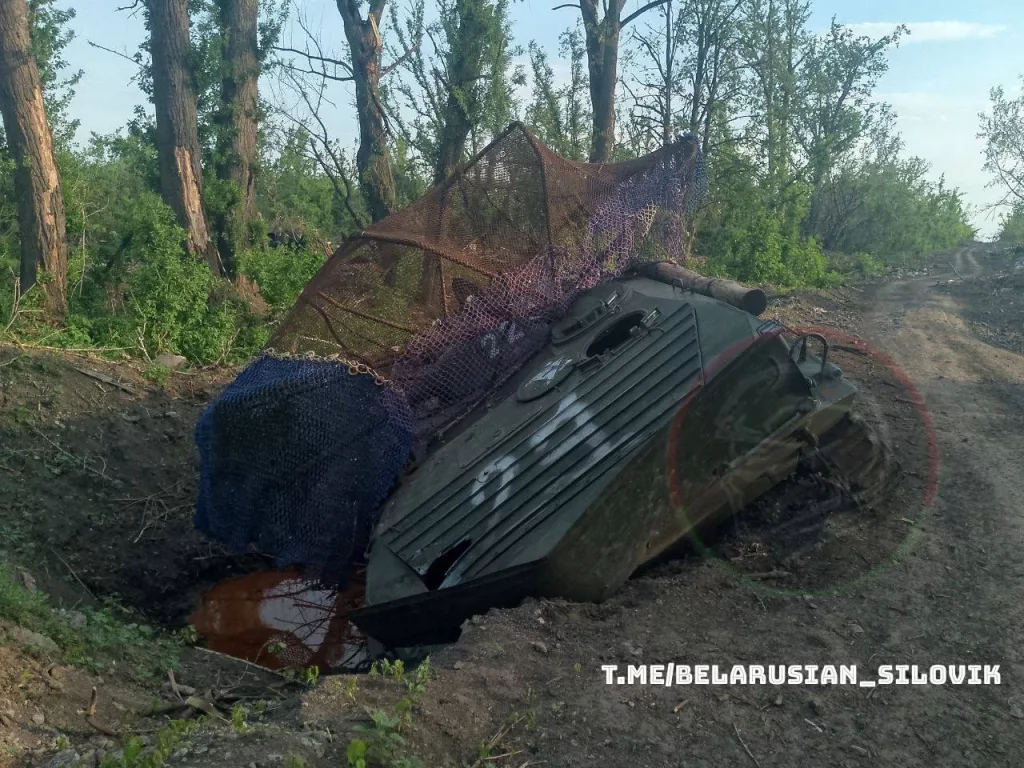Дорога в направлении села Басовка Сумской области. Вдоль дороги множество уничтоженной техники противника