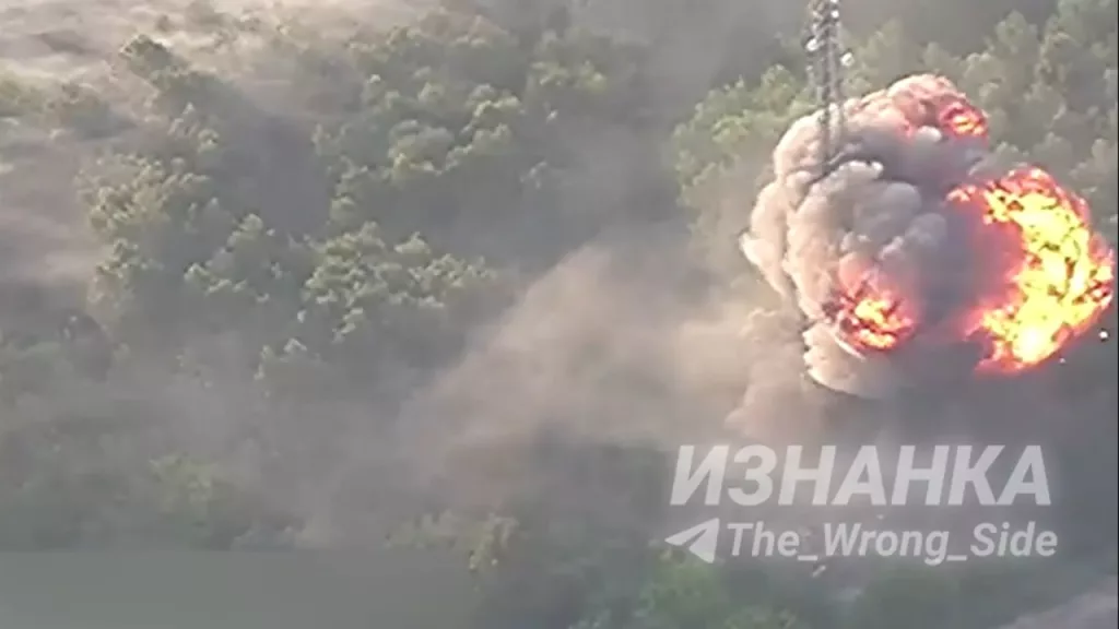 Удар ОТРК "Искандер-М" с воздушным подрывом и нескольких дронов "Герань-2" по вышке связи, используемой радиоэлектронной разведкой и дроноводами ВСУ, возле города Новгород-Северский в Черниговской области