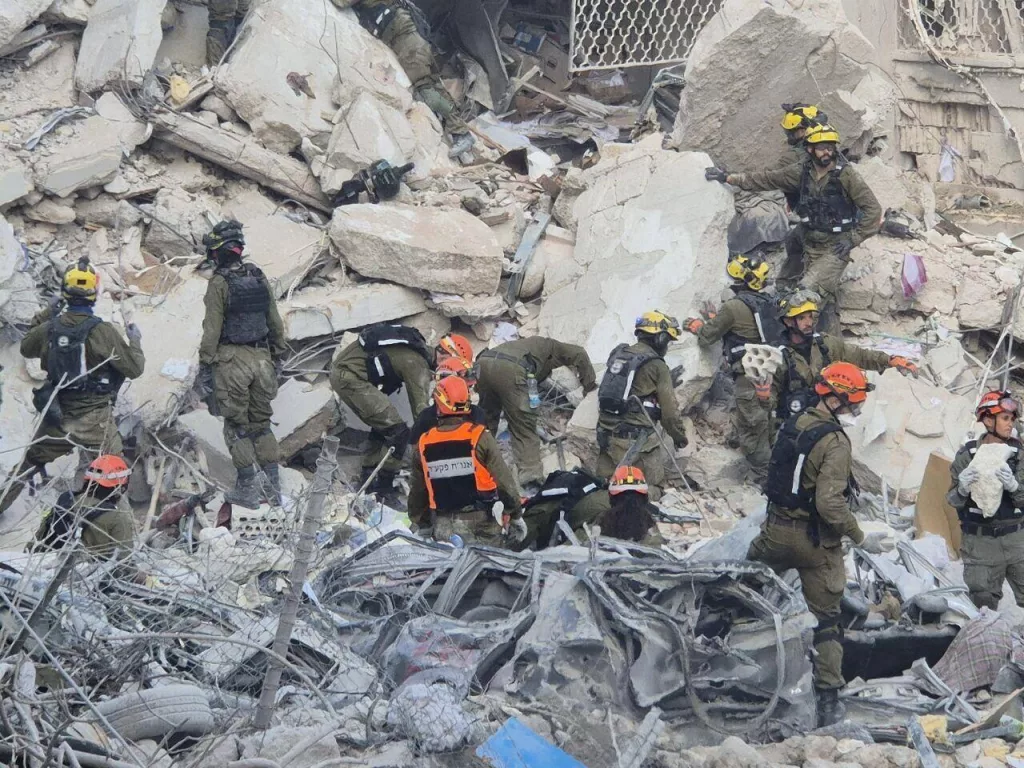 Разбор завалов на месте удара по Бат-Яму. Израиль сообщает о гибели 12 человек и ранении еще 385 в результате иранских ударов