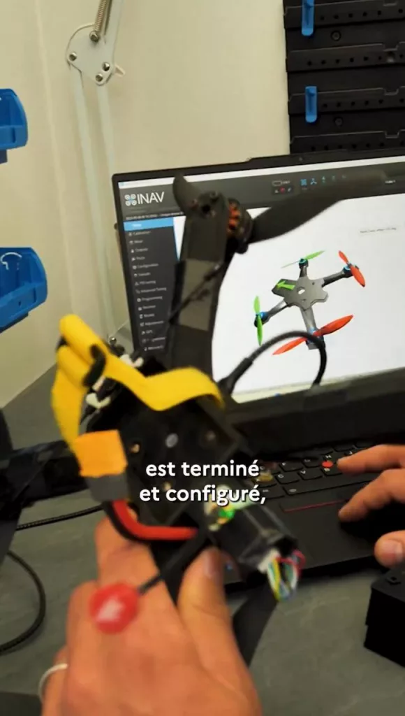 Кадры с мобильной мини-фабрикой FMA-3D (Fabrique Mobile Autonome 3D) по производству FPV-дронов и комплектующих на 3D-принтерах, находящейся в опытной эксплуатации 17-го артиллерийского дивизиона сухопутных войск Франции