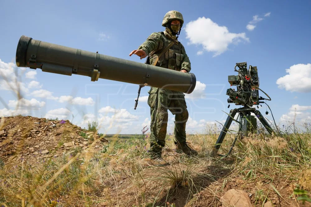 Показательный пуск ПТРК «Корнет-Д» с пультом дистанционного управления на полигоне в ЛНР