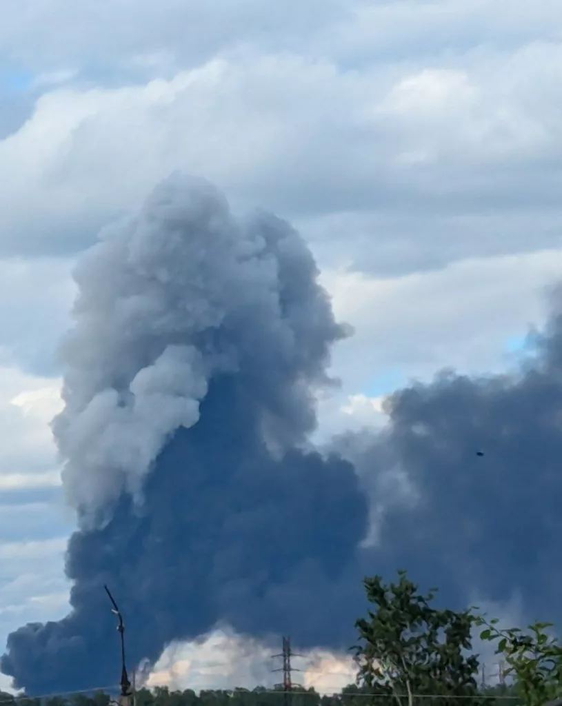 Авиабазы Оленья в Мурманской и Белая в Иркутской области подверглись массированному налету дронов, местные жители публикуют кадры со взрывами и возгораниями