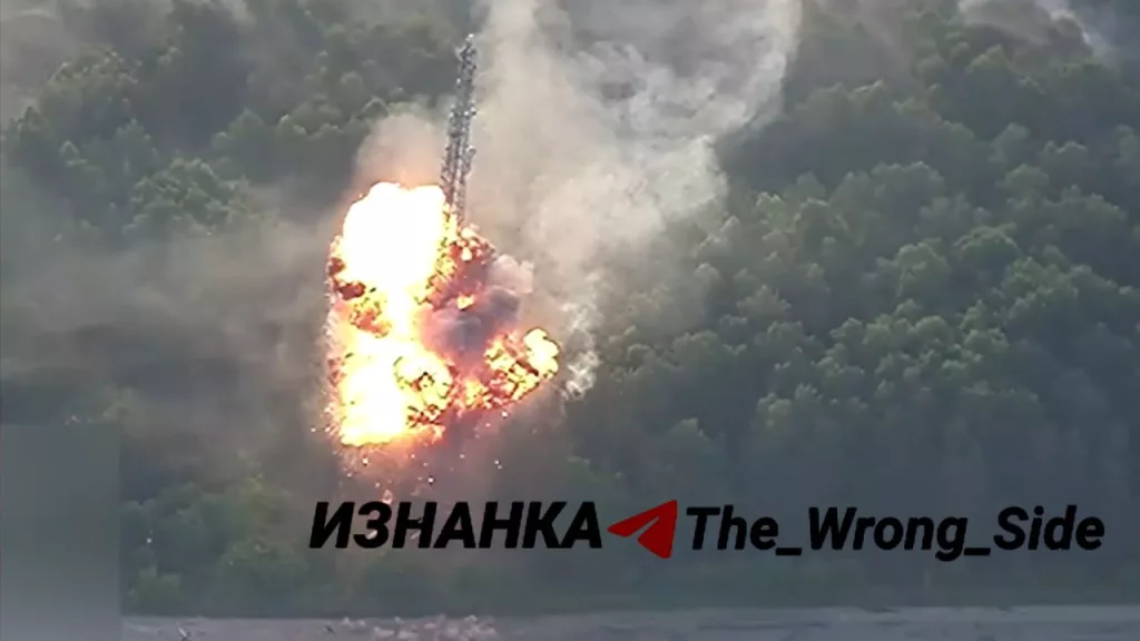 Удар ОТРК "Искандер-М" с воздушным подрывом и нескольких дронов "Герань-2" по вышке связи, используемой радиоэлектронной разведкой и дроноводами ВСУ, возле города Новгород-Северский в Черниговской области