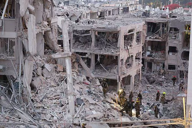 Разбор завалов на месте удара по Бат-Яму. Израиль сообщает о гибели 12 человек и ранении еще 385 в результате иранских ударов