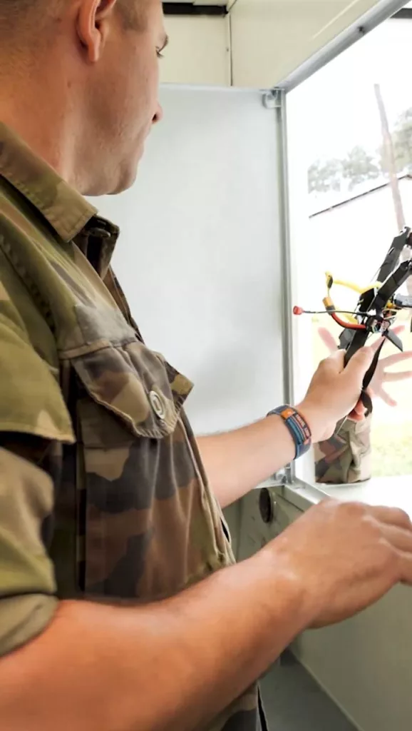 Кадры с мобильной мини-фабрикой FMA-3D (Fabrique Mobile Autonome 3D) по производству FPV-дронов и комплектующих на 3D-принтерах, находящейся в опытной эксплуатации 17-го артиллерийского дивизиона сухопутных войск Франции