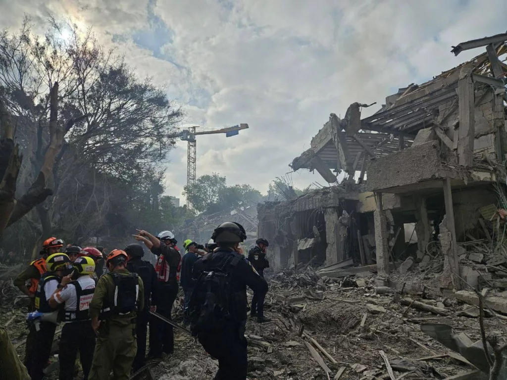 Иран нанес новые удары — не по базам США, а по израильским Тель-Авиву и Хайфе