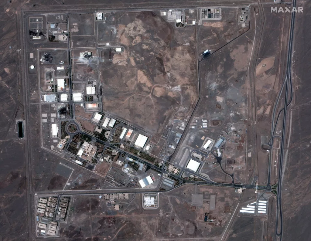 Появились новые спутниковые снимки, фиксирующие результаты ударов США по ядерным объектам Ирана