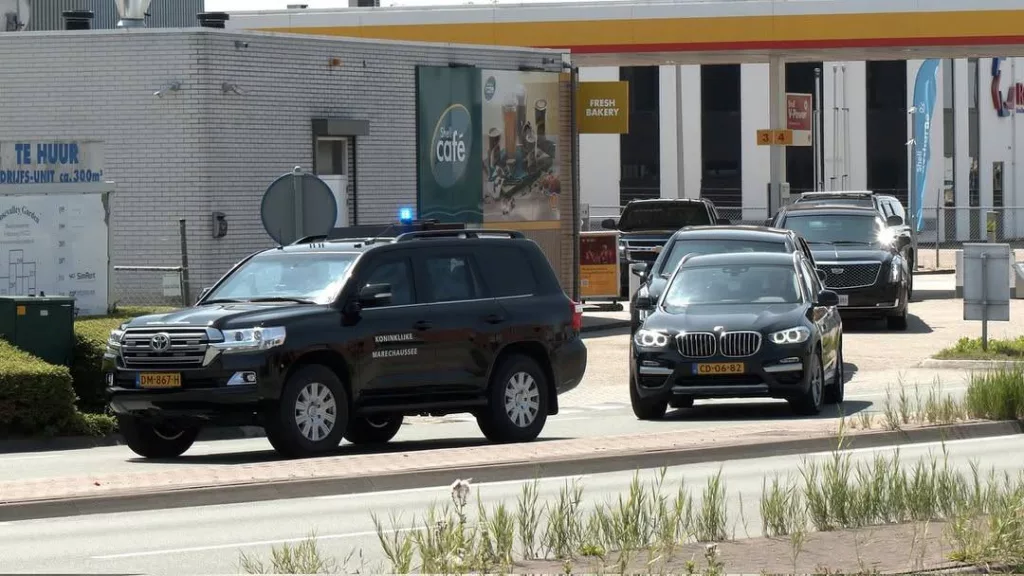Доставленные в Амстердам автомобили кортежа Трампа и военно-транспортный самолет Boeing C-17A, который их перевез
