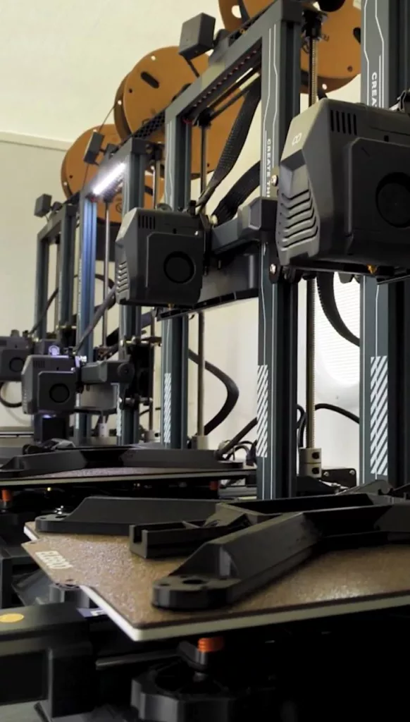 Кадры с мобильной мини-фабрикой FMA-3D (Fabrique Mobile Autonome 3D) по производству FPV-дронов и комплектующих на 3D-принтерах, находящейся в опытной эксплуатации 17-го артиллерийского дивизиона сухопутных войск Франции