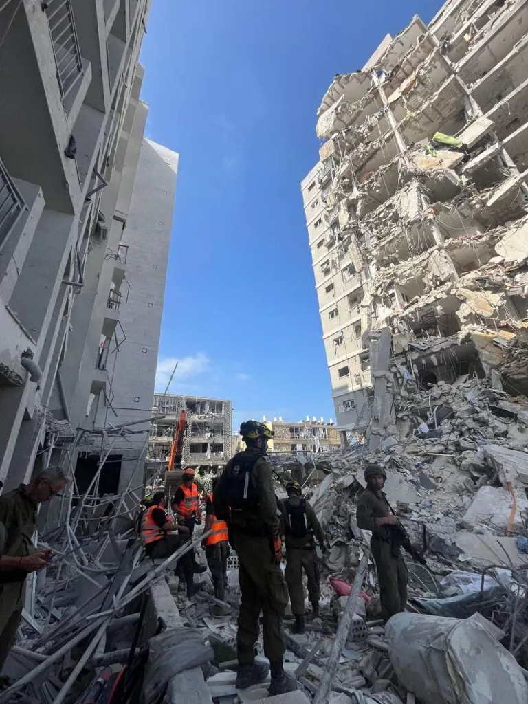 Разбор завалов на месте удара по Бат-Яму. Израиль сообщает о гибели 12 человек и ранении еще 385 в результате иранских ударов