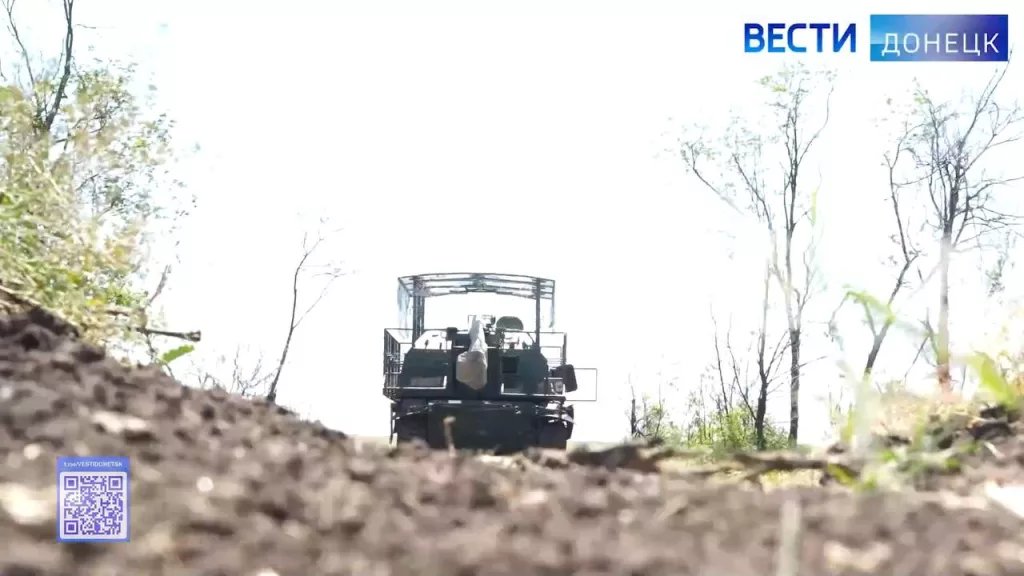 Боевая работа расчёта 152-мм самоходной гаубицы 2С19 «Мста-С» с «элегантной» антидроновой защитой группировки войск «Восток» на Южно-Донецком направлении