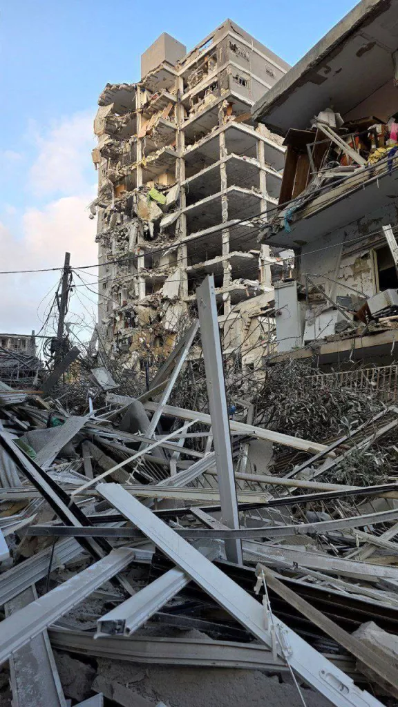 Разбор завалов на месте удара по Бат-Яму. Израиль сообщает о гибели 12 человек и ранении еще 385 в результате иранских ударов