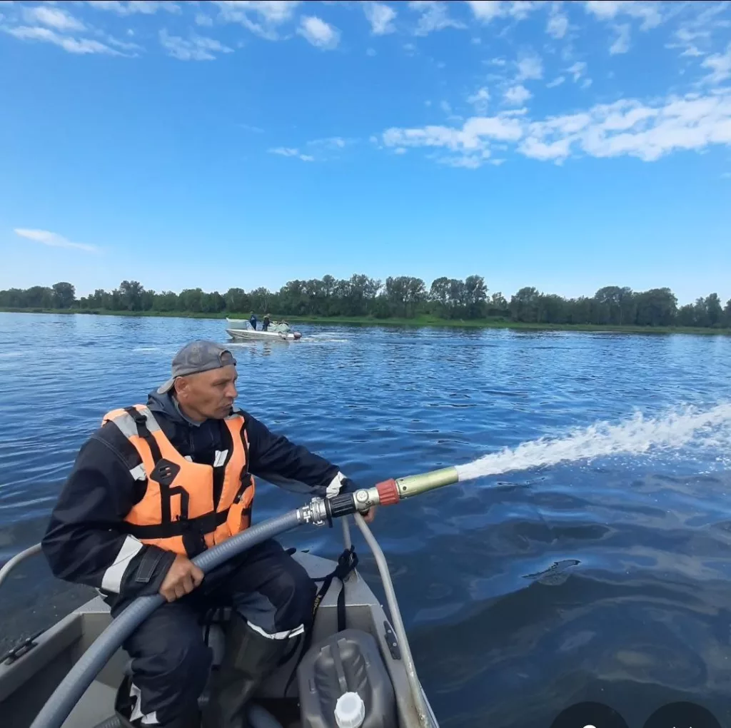 Новый выброс нефтепродуктов на Енисее. Это произошло при подготовке к подъёму затонувшего судна