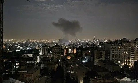 Судя по сообщениям иранского агентства Fars, «вечеринка» на Ближнем Востоке только начинается. Иран официально анонсирует намерение нанести удары по американским базам в регионе — шаг, который ещё пару суток назад казался крайне маловероятным