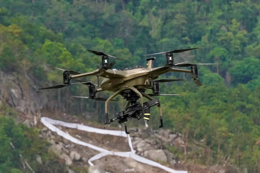 Китайский гексакоптер с автоматом QBZ-95 на совместных китайско-камбоджийских учениях Golden Dragon 2025 (Золотой дракон 2025)