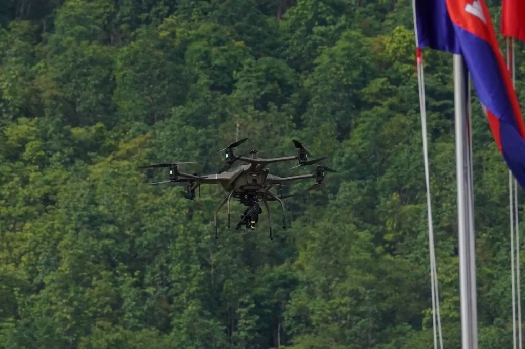 Китайский гексакоптер с автоматом QBZ-95 на совместных китайско-камбоджийских учениях Golden Dragon 2025 (Золотой дракон 2025)