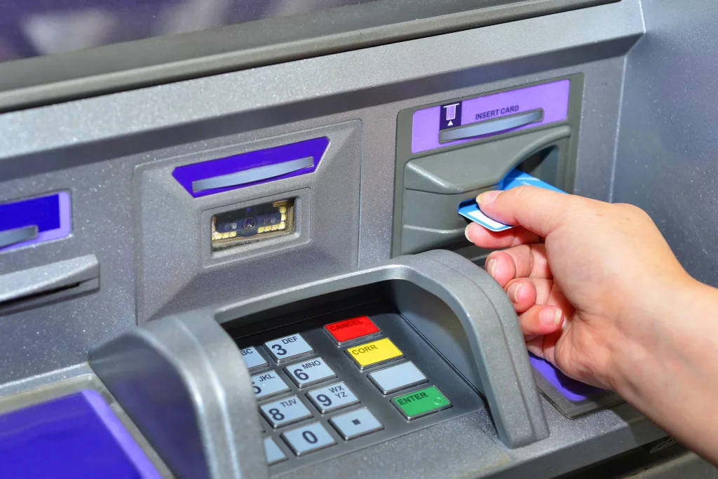 Какая кнопка на банкомате может лишить вас денег