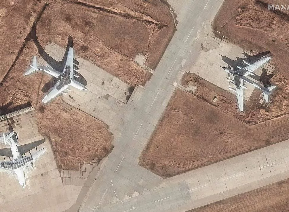 Компания Maxar опубликовала спутниковые снимки ряда российских авиабаз, слеланные 20 мая, на которых базируется дальнебомбардировочная авиация. Видны элементы пассивной защиты и ложные цели