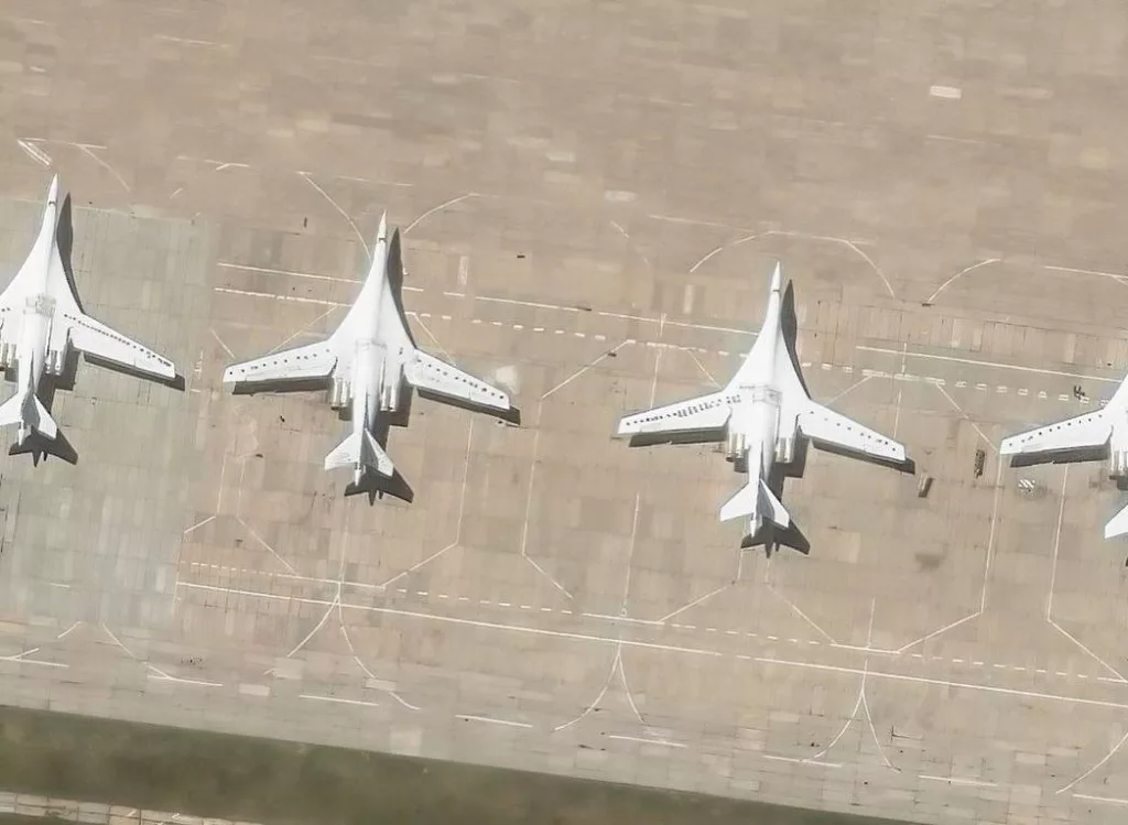 Компания Maxar опубликовала спутниковые снимки ряда российских авиабаз, слеланные 20 мая, на которых базируется дальнебомбардировочная авиация. Видны элементы пассивной защиты и ложные цели