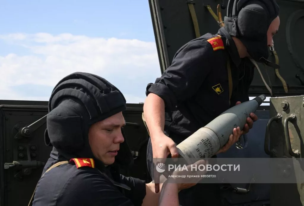 Курсанты Новосибирского высшего военного командного училища (НВВКУ) в ходе занятий по огневой подготовке из штатного вооружения БМП-3 на полигоне в Новосибирской области
