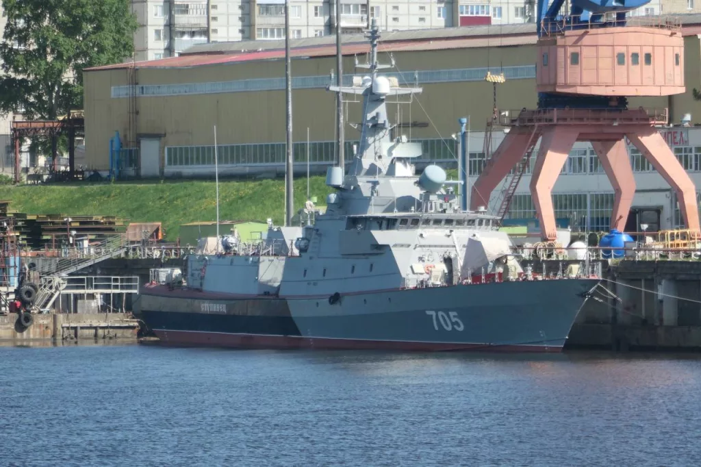 Свежие кадры ракетного катера «Ступинец» (705) корректированного проекта 12418 «Молния» в достройке на судостроительном заводе «Вымпел». Наши дни