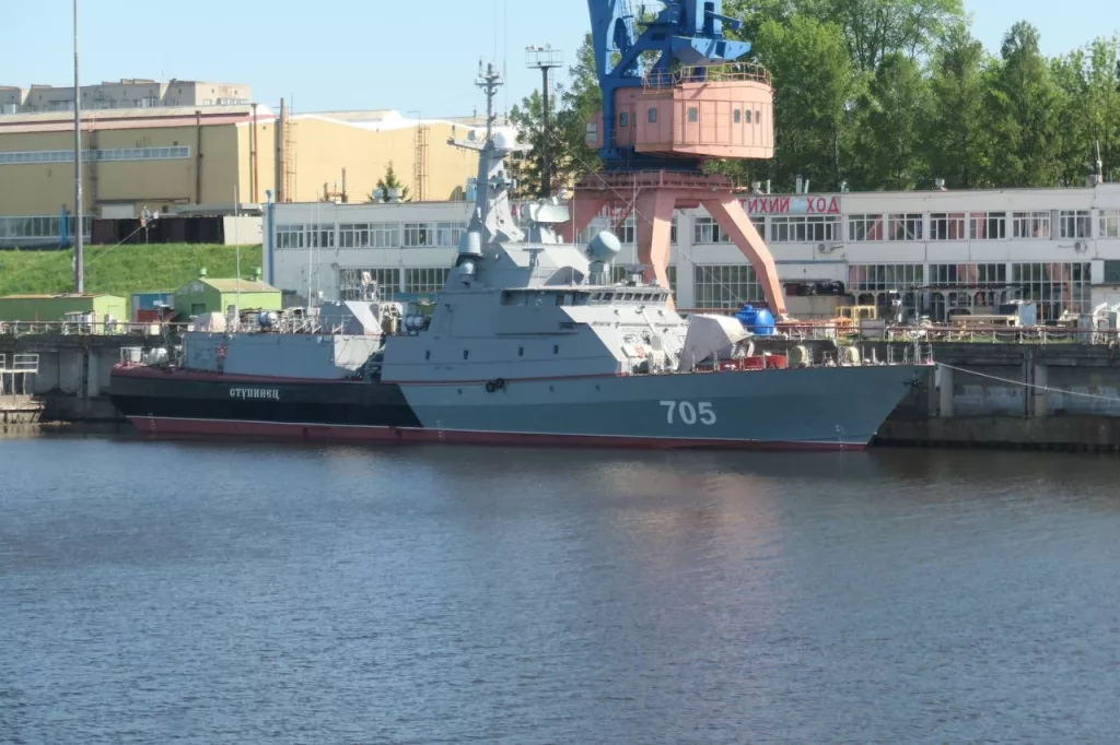 Свежие кадры ракетного катера «Ступинец» (705) корректированного проекта 12418 «Молния» в достройке на судостроительном заводе «Вымпел». Наши дни