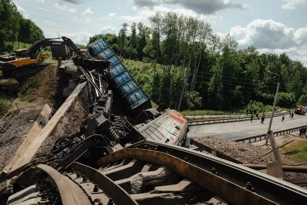 Автомобильное и железнодорожное сообщение на участке дороги, где произошло ЧП в Курской области, планируют восстановить в течение четырёх суток