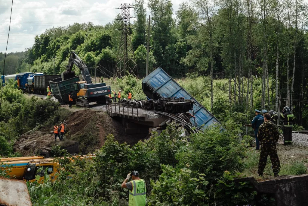Автомобильное и железнодорожное сообщение на участке дороги, где произошло ЧП в Курской области, планируют восстановить в течение четырёх суток