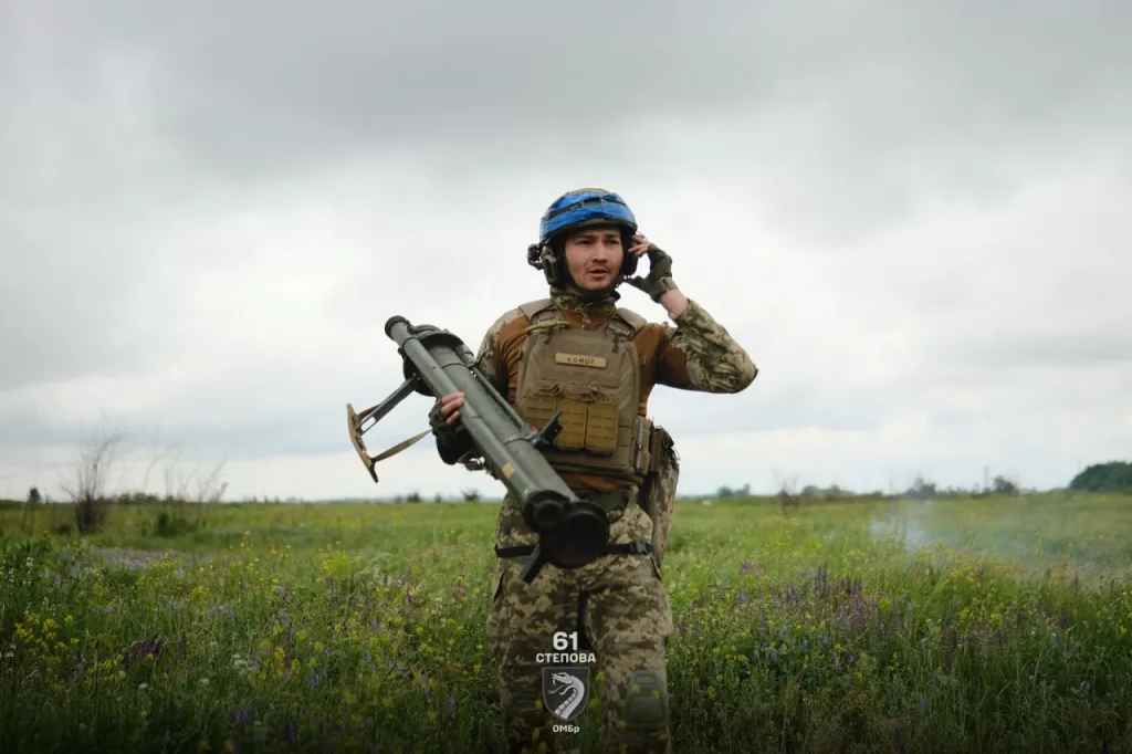 Противник тренируется с трофейными редкими российскими РПГ-30 «Крюк»