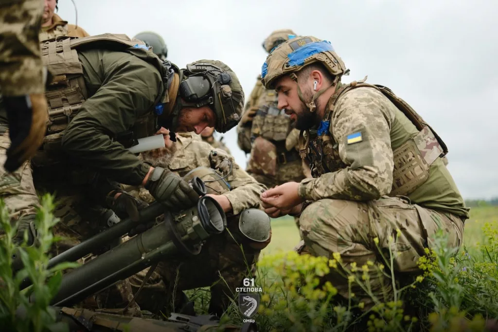 Противник тренируется с трофейными редкими российскими РПГ-30 «Крюк»