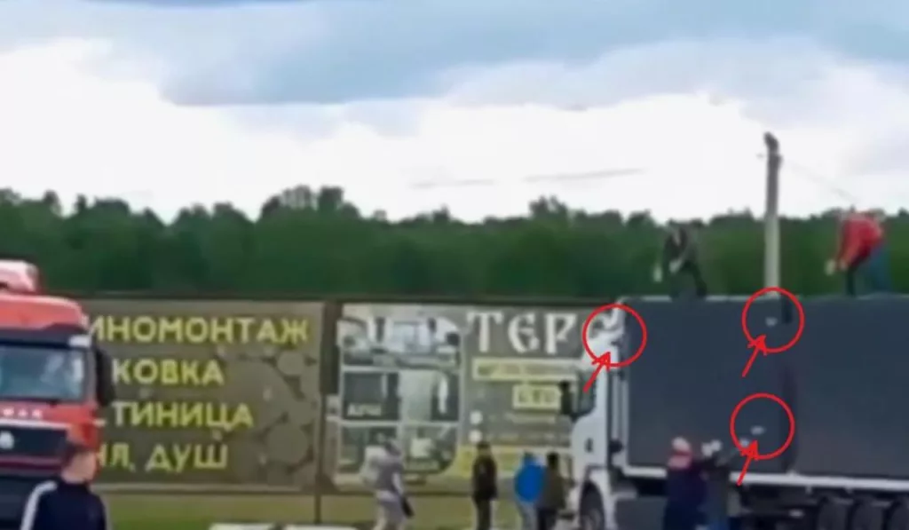 Камнями по беспилотникам: в Иркутской области наградят мужчин, пытавшихся остановить запуск дронов с фуры