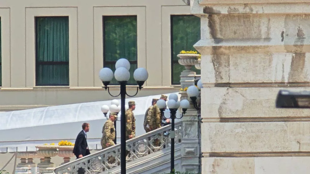 Украинская делегация прибыла в военной форме