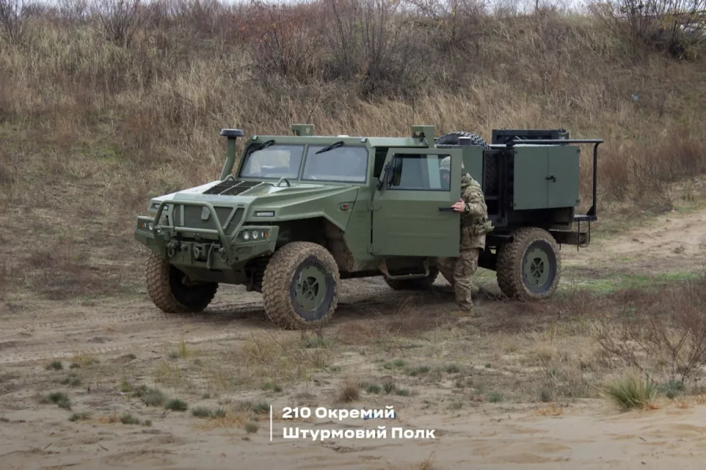 На кадрах поступившие на вооружение украинской армии 120-мм самоходные минометы Alakran британо-испанской компании Milanion NTGS в исполнении на базе испанского бронеавтомобиля UROVESA VAMTAC ST5