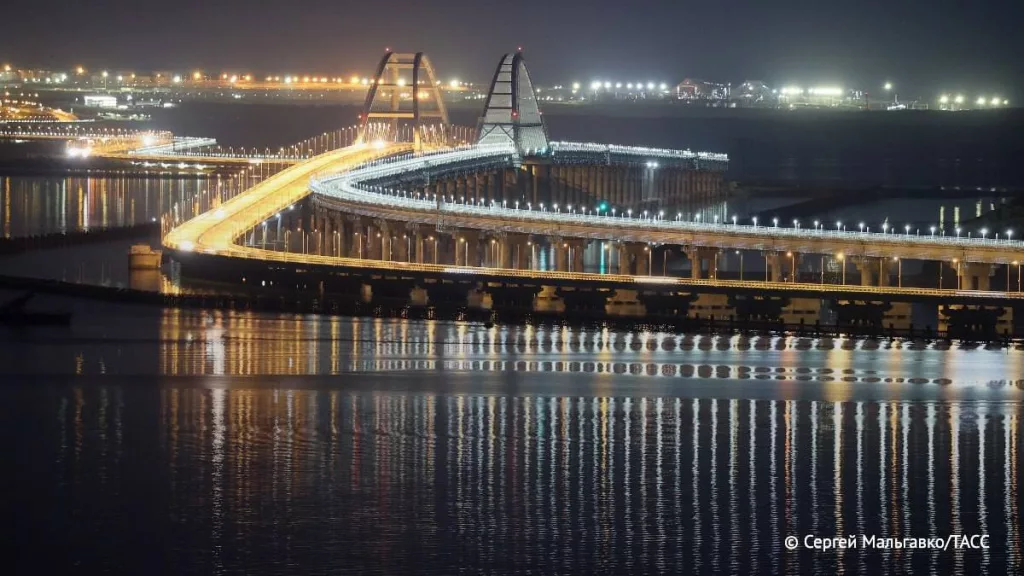 Тем временем Крымский мост функционирует, все в порядке