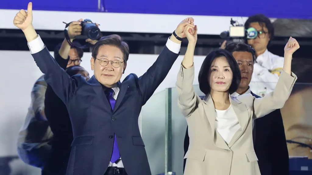 Новый президент Южной Кореи пообещал обеспечить безопасность на Корейском полуострове через диалог с КНДР. При этом Ли Чжэ Мен призвал военных сохранять боеготовность