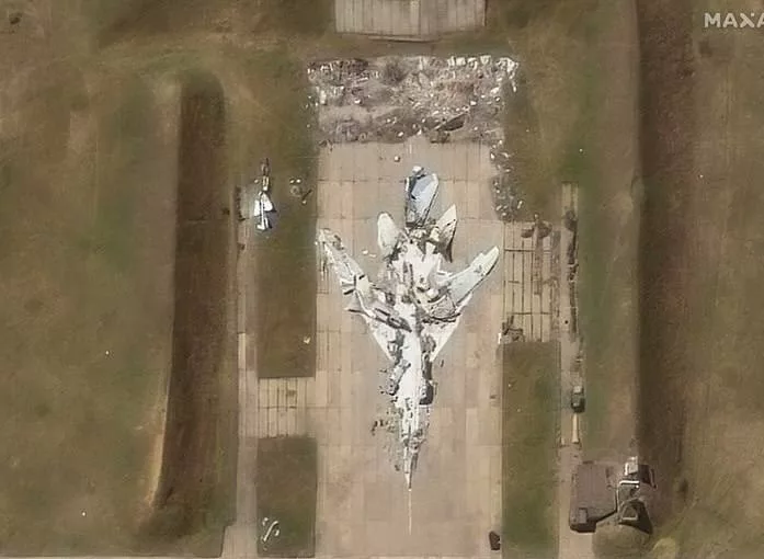 Компания Maxar опубликовала спутниковые снимки ряда российских авиабаз, слеланные 20 мая, на которых базируется дальнебомбардировочная авиация. Видны элементы пассивной защиты и ложные цели