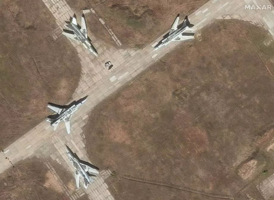 Компания Maxar опубликовала спутниковые снимки ряда российских авиабаз, слеланные 20 мая, на которых базируется дальнебомбардировочная авиация. Видны элементы пассивной защиты и ложные цели
