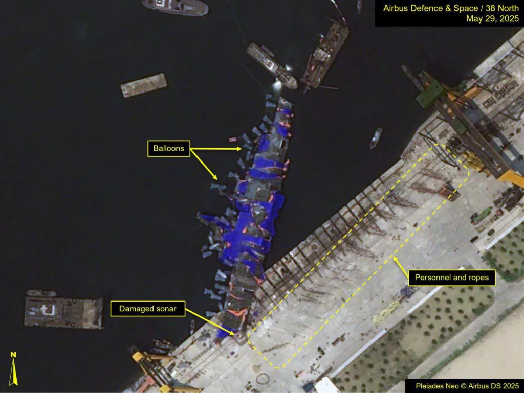 Портал 38North опубликовал новый спутниковый снимок верфи в Чхонджине, где 21 мая произошла авария при спуске на воду второго северокорейского эсминца УРО