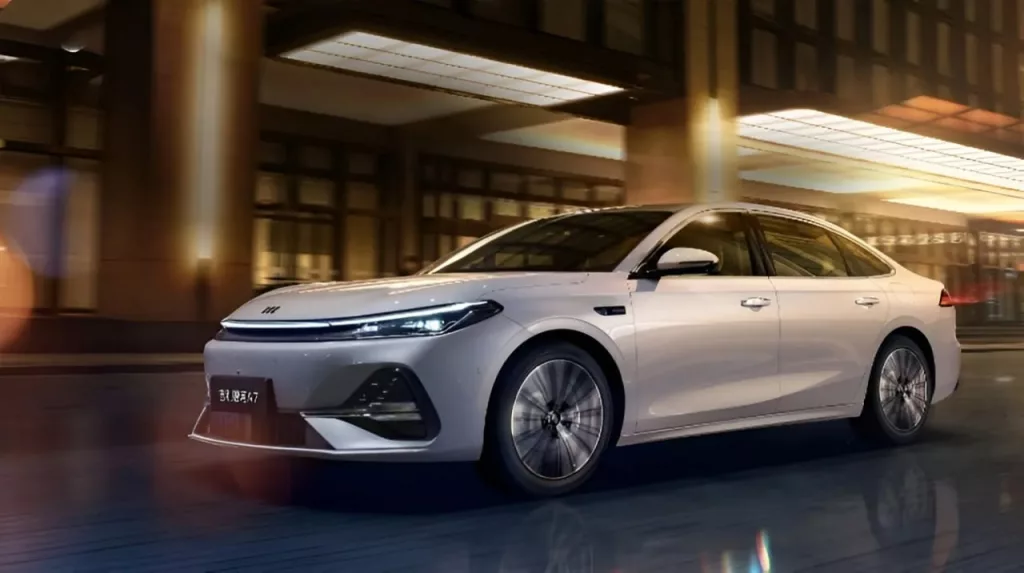 Geely представила убийцу Toyota Camry по цене Лады - Galaxy A7 EM-i c запасом хода в 2100 километров и расходом 2 литра на 100 километров поездки