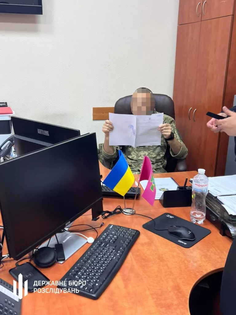 В Киеве командир воинской части Госпогранслужбы дал взятку главе ВВК, чтобы не ехать на фронт, заявляет ГБР