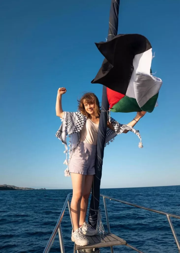 Грету Тунберг пытаются сбить беспилотником в открытом море