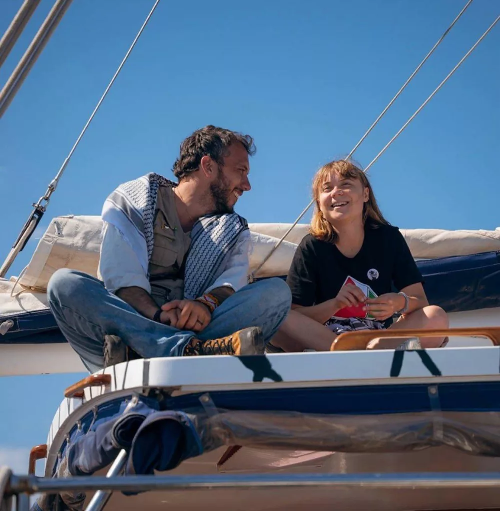 Грету Тунберг пытаются сбить беспилотником в открытом море