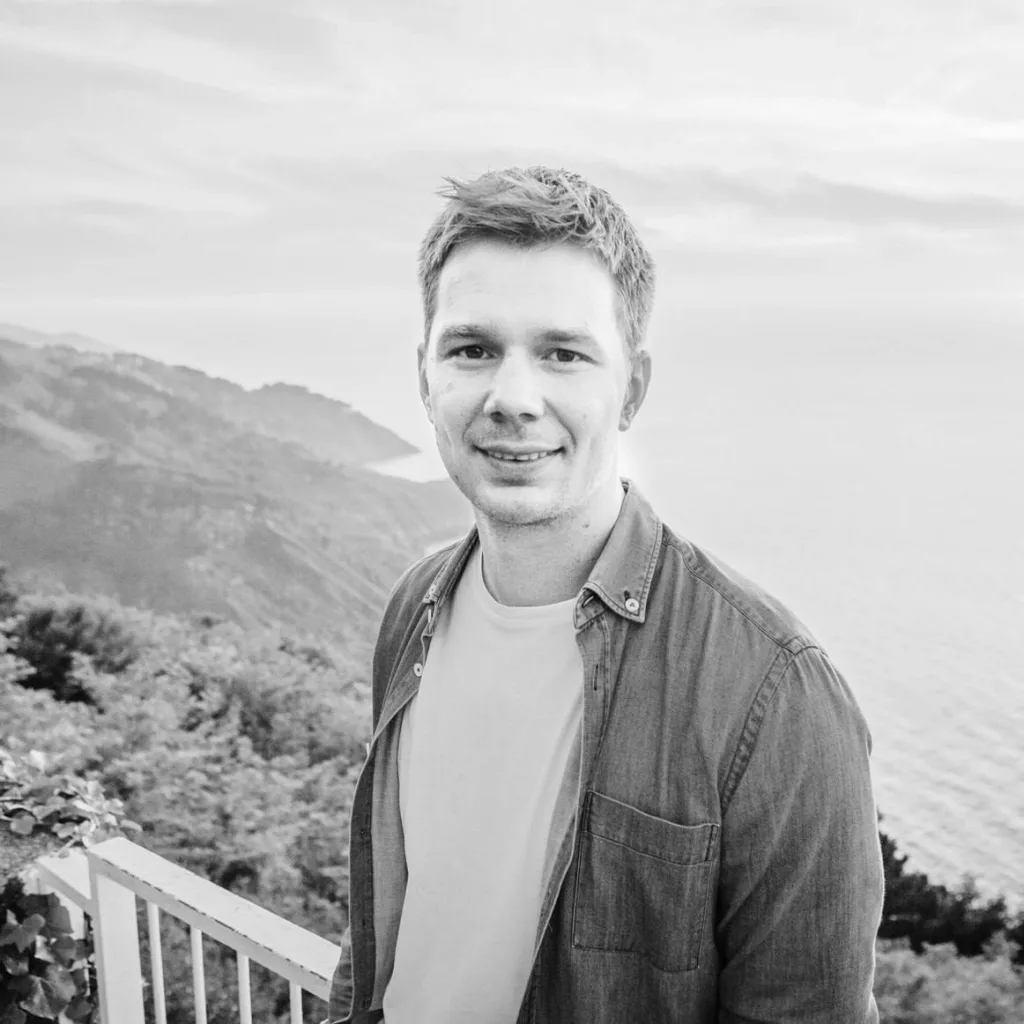 Мать основателя ресторанов Fish Point развели более чем на 100 млн рублей. Женщине сначала обещали передать посылку от сына, но потом запугали уголовным делом за финансирование ВСУ